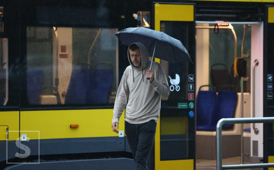 Kišovito jutro u Sarajevu: Ulice sjaje, a grad otkriva svoju tmurnu ljepotu