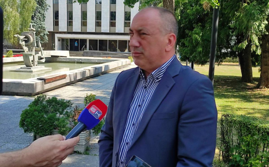 Crnadak citirao Orwella pred sjednicu NSRS: Što društvo više upada u laž, to ljudi više mrze istinu