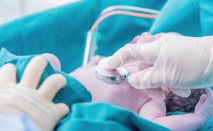 U Velikoj Britaniji zabilježen prvi smrtni slučaj bebe od velikog kašlja