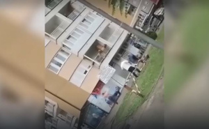 Uznemirujuće scene iz Banje Luke: Pojavio se snimak na kojem otac i sin brutalno tuku inspektora