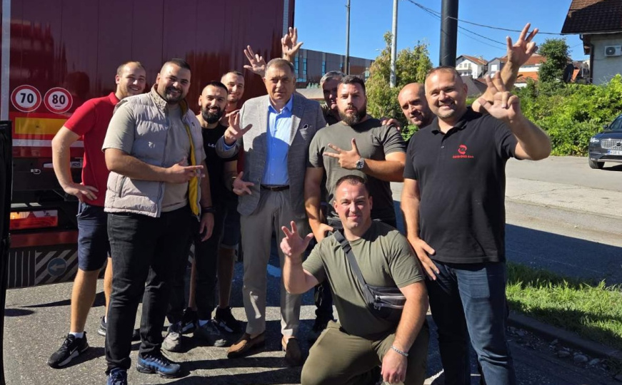 Dodik se susreo s pojedinim prijevoznicima koji protestuju. Svi digli 3 prsta i poslali poruku Forti