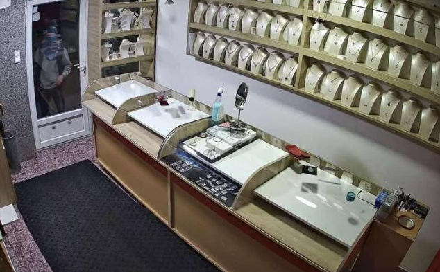 Lopovi u Maglaju se žestoko zeznuli: Ukrali DVD misleći da je snimač nadzornih kamera. Znate li ih?