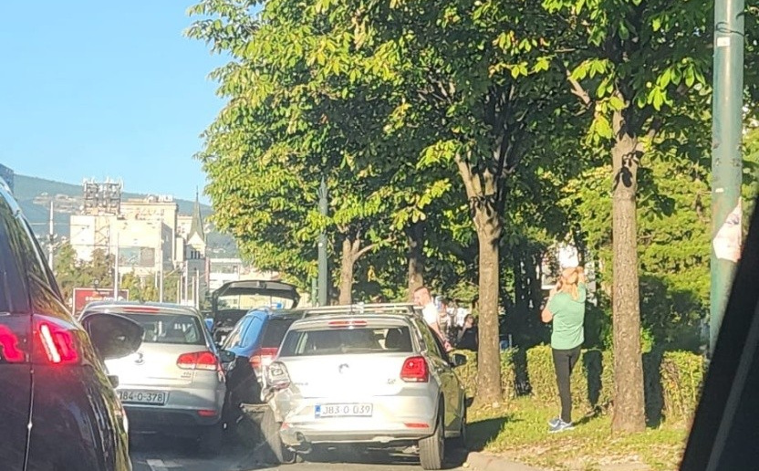 Saobraćajna nesreća u Sarajevu: Policija na terenu, sudjelovalo više vozila