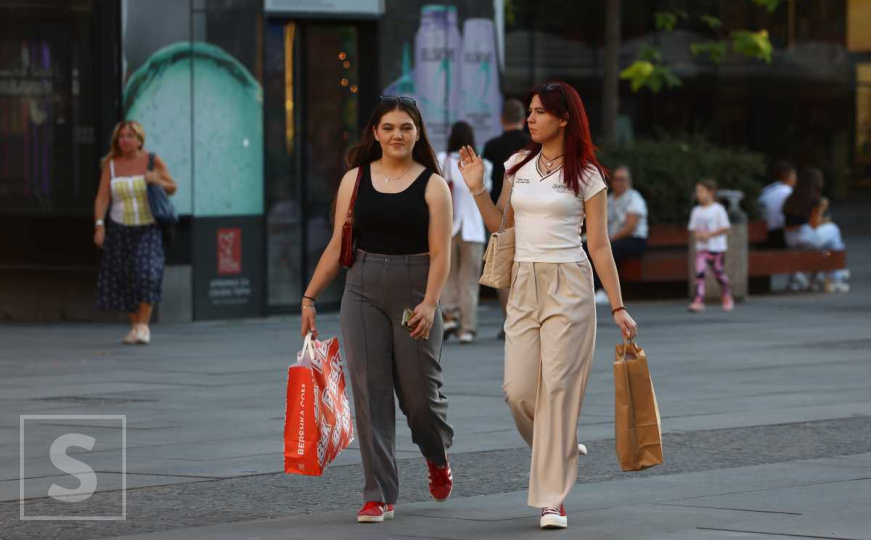 Zlatni sat u Sarajevu: Građani i turisti uživali u šetnji i zalasku sunca