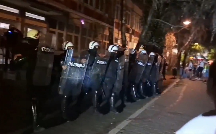 Novo nasilje u Srbiji, policija sinoć upotrijebila šok-bombe: "Ovo nije viđeno od 1996."