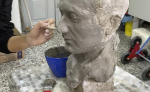 Učenica vratila bistu Hasana Kikića u dvorište sarajevske škole: Ukradena prije 15 godina