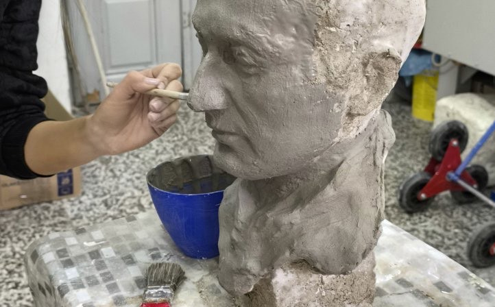 Učenica vratila bistu Hasana Kikića u dvorište sarajevske škole: Ukradena prije 15 godina