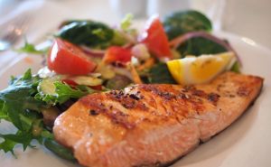 Brz i zdrav obrok: Pripremite ukusnog lososa uz ova tri sastojka