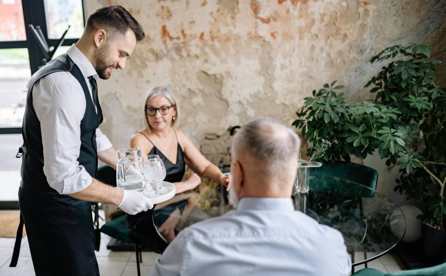 Od simpatičnog udvaranja do uznemiravanja: Žene otkrile najgore ulete koje su čule od konobara