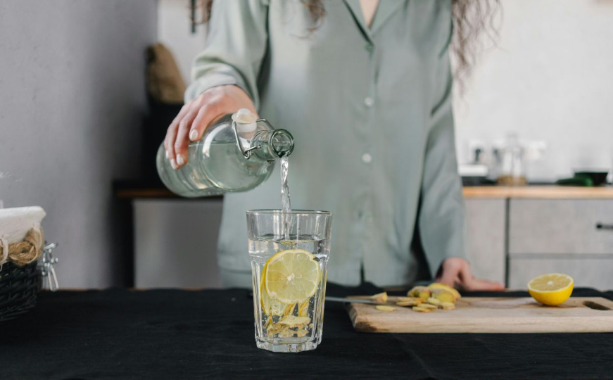 Saveznik za mršavljenje: Napitak od 2 sastojka koji suzbija apetit i potiče pražnjenje crijeva