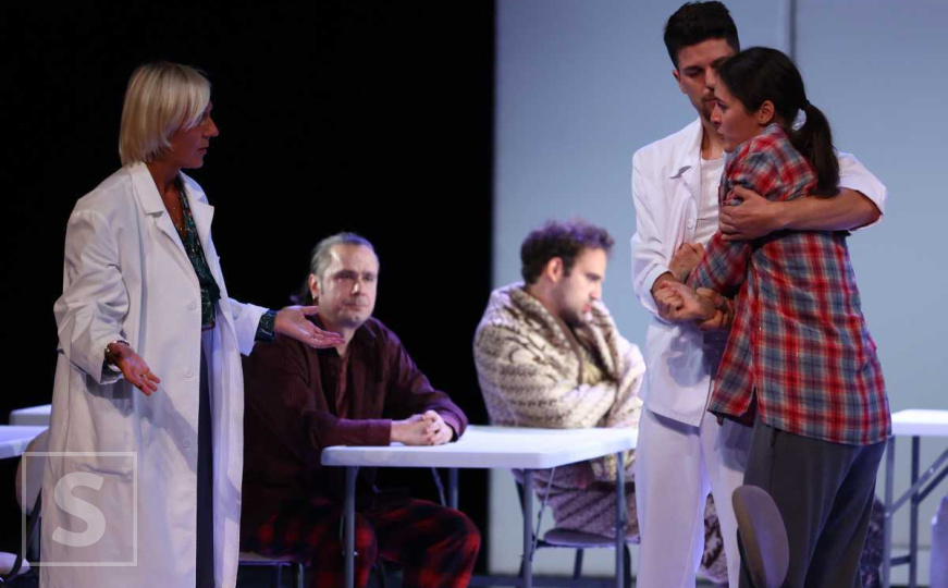 Počela nova sezona u NPS-u: Pogledajte kako je bilo tokom izvedbe predstave "Na slovo F"