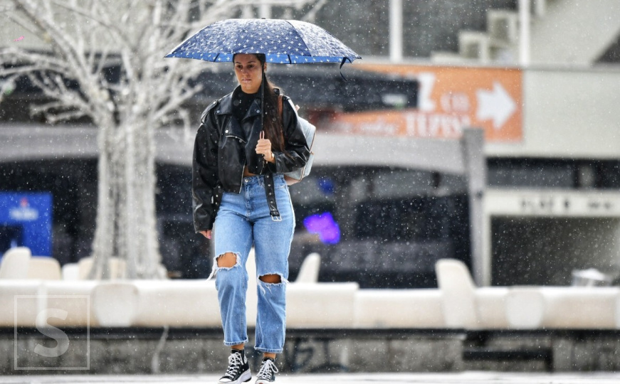 Osvježenje stiglo u Sarajevo: Pogledajte kako su građani dočekali kišu