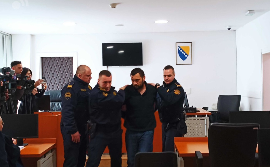 Ubio suprugu i sina dok su spavali: Emir Selimović se na sudu izjasnio da - nije kriv