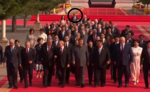 Vučić na kraju kolone u Pekingu, sam sa suprugom: Srbi ga ismijali "Kao da šugu ima"