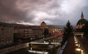 Pogledajte nevjerovatne fotografije: Vedro nebo iznad Sarajeva prekrili tamni oblaci