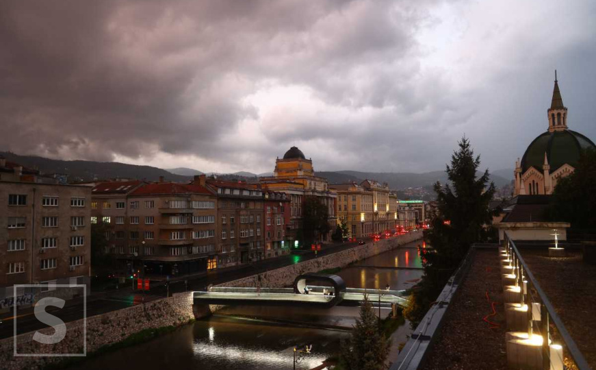 Pogledajte nevjerovatne fotografije: Vedro nebo iznad Sarajeva prekrili tamni oblaci