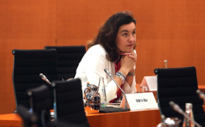 Njemačka ministrica prekršila kodeks oblačenja: Na sjednicu Vlade došla u bavarskoj nošnji