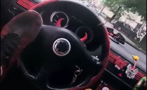 Opasna vožnja u centru Konjica: Vozač nogom upravljao volanom, uhapšen je