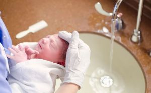 Šta kažu dermatolozi: Koliko često treba kupati bebe?