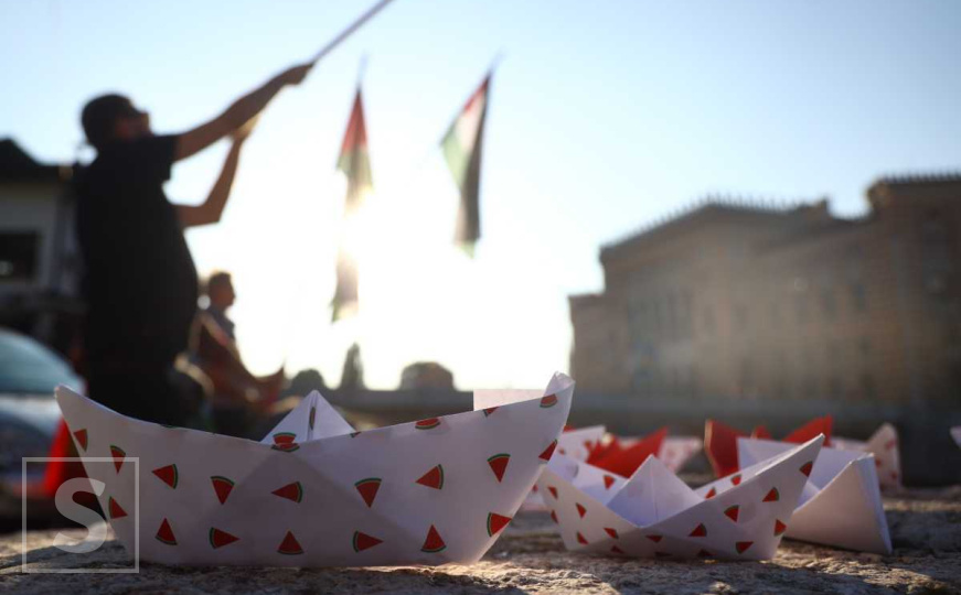 Sarajevo uz Gazu: Papirni brodići u znak podrške Palestini na obali Miljacke