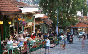 Zlatan Fazlić Fazla i 'Baščaršijska': "Kaldrmu je uglancala kiša, šuška i miriše kafa iz šiša..."