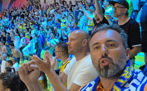 Igor Stojanović pjeva "Ljiljane" sa bivšim košarkašem Sanelom Ibrišimovićem