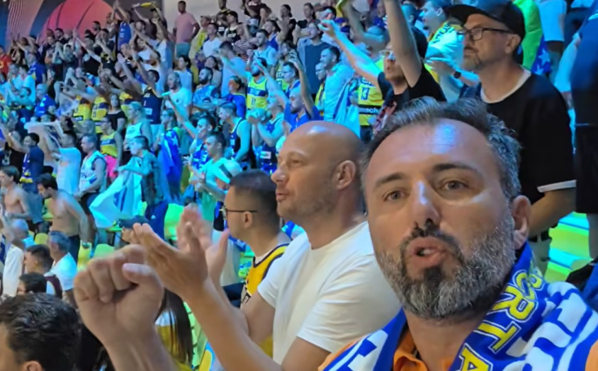 Igor Stojanović pjeva "Ljiljane" sa bivšim košarkašem Sanelom Ibrišimovićem