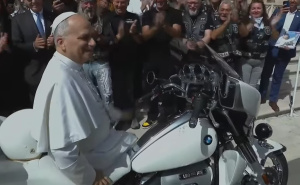 Papa "prvi motociklista": Blagoslovio i potpisao BMW za humanitarne svrhe