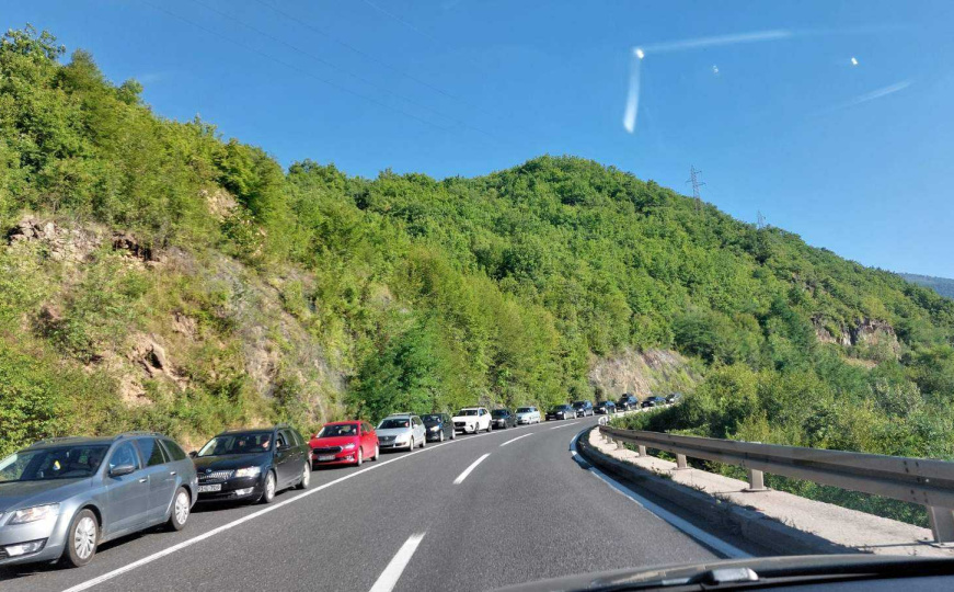 Gužve od Sarajeva prema Mostaru: Zbog semafora se formirala kilometarska kolona u Konjicu
