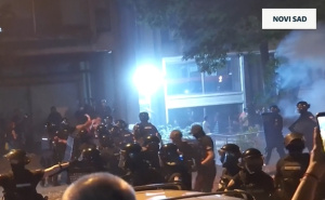 Suzavac, pendreci i topovski udari: Pogledajte kako policija rastjeruje demonstrante u Novom Sadu