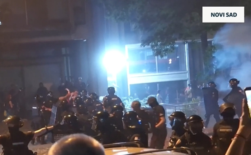 Suzavac, pendreci i topovski udari: Pogledajte kako policija rastjeruje demonstrante u Novom Sadu