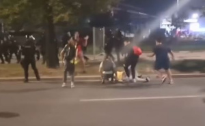 Objavljen snimak brutalnog nasilja iz Novog Sada: Policija udara starijeg čovjeka sa štakom