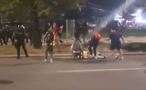 Objavljen snimak brutalnog nasilja iz Novog Sada: Policija udara starijeg čovjeka sa štakom