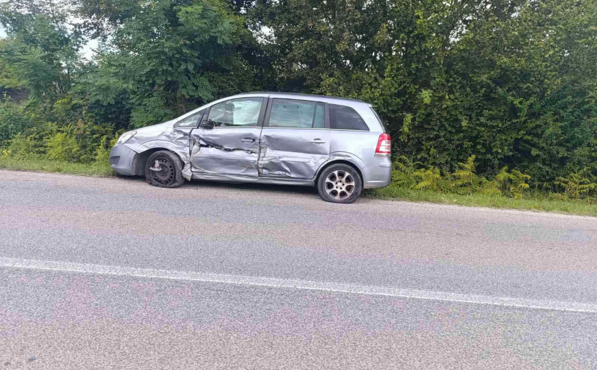 Saradnik Pomozi.ba doživio nesreću pri povratku s terena: Službeni automobil uništen