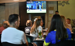 Utakmica Zmajeva se prati i u Sarajevu, bašte kafića popunjene: Pogledajte atmosferu