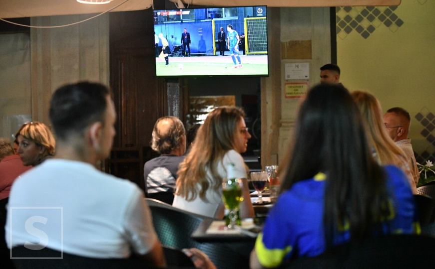 Utakmica Zmajeva se prati i u Sarajevu, bašte kafića popunjene: Pogledajte atmosferu