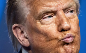 Donald Trump objavio bizarnu fotografiju uz još gori opis: "Volim miris deportacija ujutro"