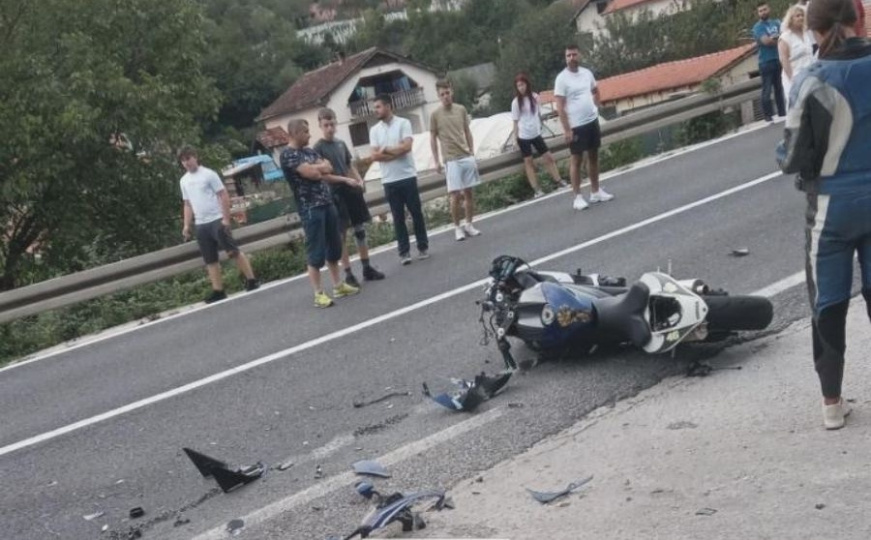 Teška nesreća u BiH: Dijelovi motocikla rasuti po cesti, saobraćaj obustavljen