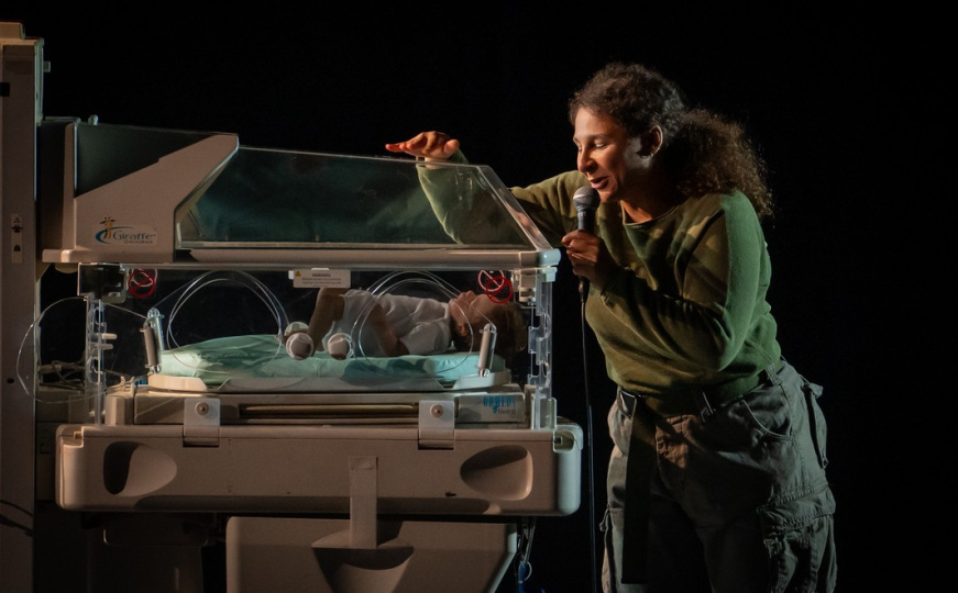 Predstava Olivera Frljića "Inkubator" izvedena u Narodnom pozorištu Sarajevo