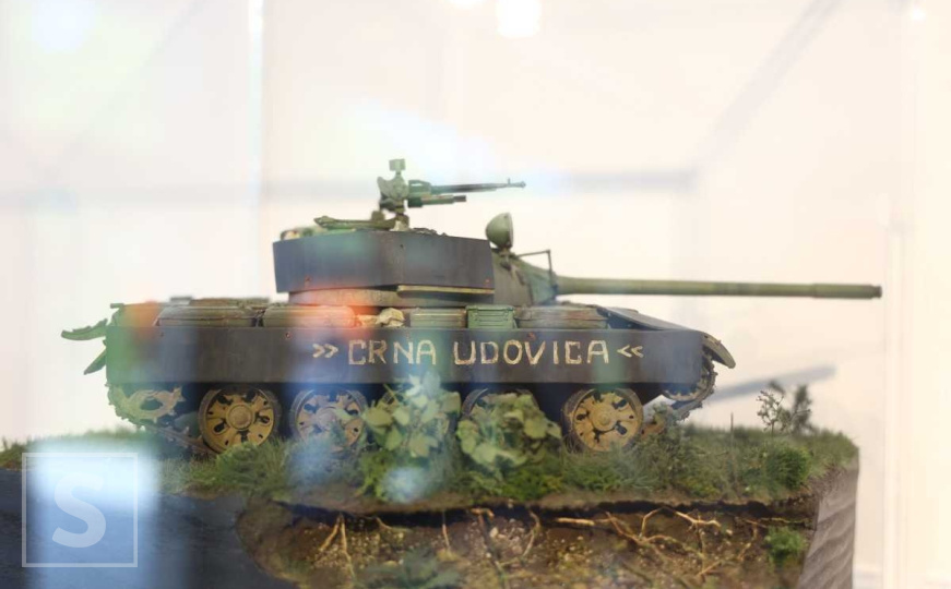 Zaboravljeni čelik – Trofeji slobode: U Sarajevu otvorena izložba u čast branitelja BiH