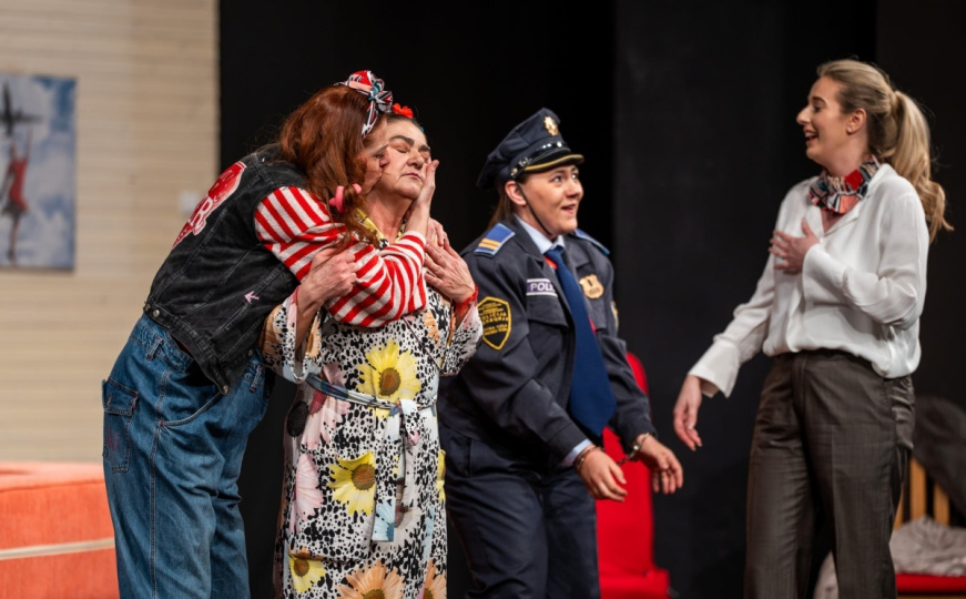 Narodno pozorište Tuzla: Kada banka zakuca na vrata – počinje komedija "Žene u crvenom"