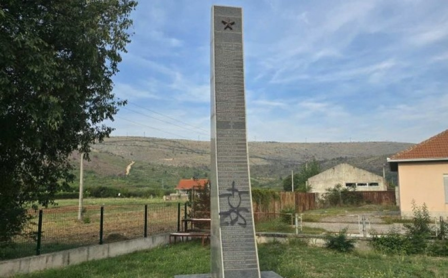 Ustaški simboli i poruka "Za dom spremni" osvanuli na spomeniku kraj Mostara
