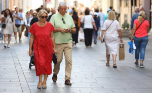 Lijep i sunčan dan u Sarajevu: Ulice vrve od šetača i turista