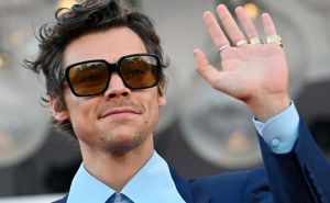 Njegovo bogatstvo je ogromno, ali nosi istu odjeću: Harry Styles zbunjuje fanove svojim stilom