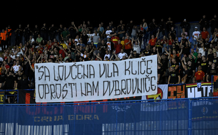 Navijači Crne Gore na Maksimiru podigli transparent: "Sa Lovćena vila kliče, oprosti nam Dubrovniče"