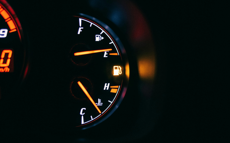 Upalila vam se lampica za gorivo? Evo šta vožnja na rezervi može uraditi vašem automobilu