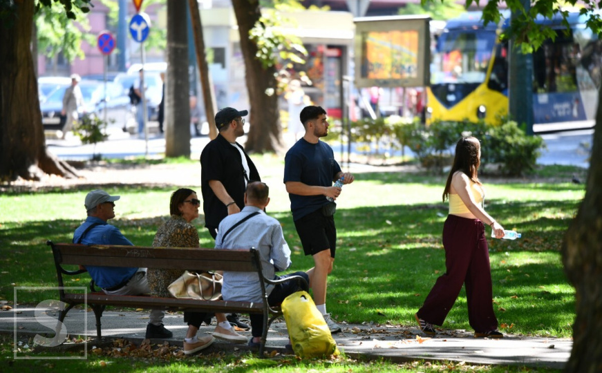 Sparina natjerala građane u hlad pored rijeke: Pogledajte šta smo zabilježili u parku At Mejdan