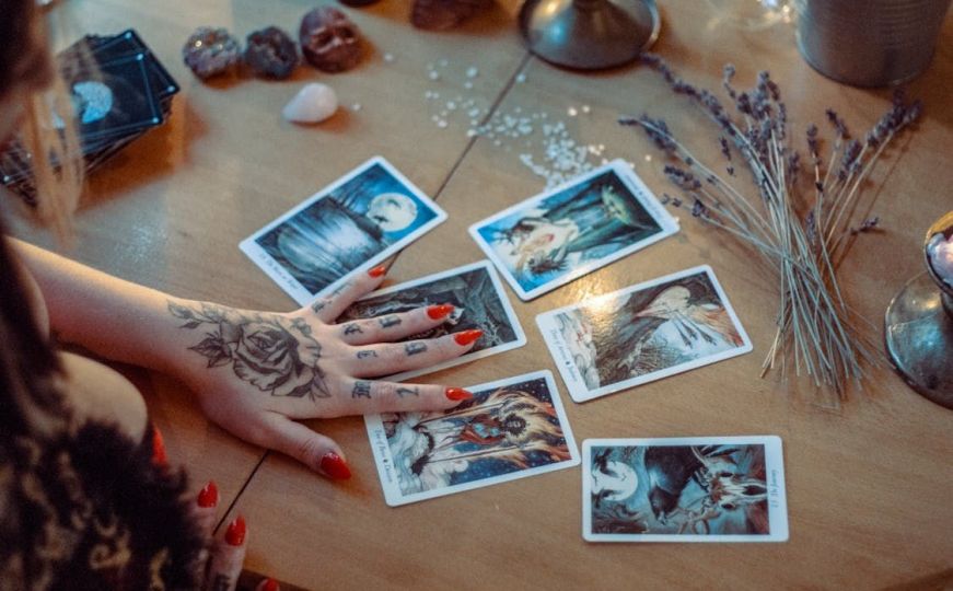 Tarot horoskop za jesen 2025: Evo šta karte poručuju za svaki znak Zodijaka