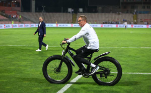 Svi na Bilinom polju su gledali u čudu: Rangnick na utakmicu stigao na biciklu, ovo je razlog