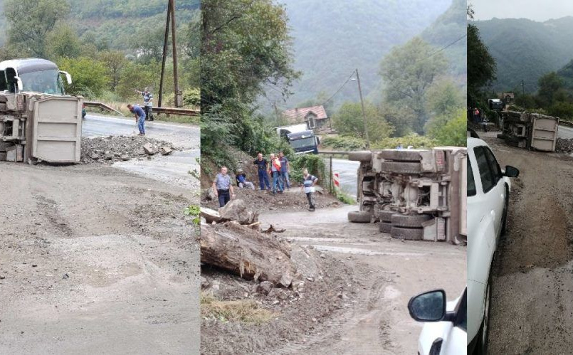 Vozači, oprez: Prevrnuo se kamion na M-17, prosuo se teret iz vozila, saobraća se jednom trakom
